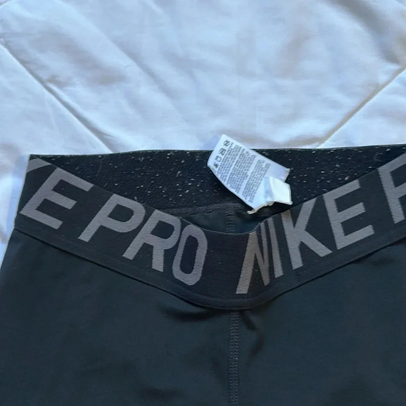 Nike Pro black legging Capri size medium - Picture 2 of 4